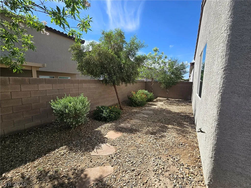 4 bed, 3.0 bath, 1816 sqft, $2,300 — Photo 3