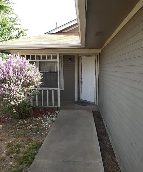 2007 Carousel Dr — Photo 2