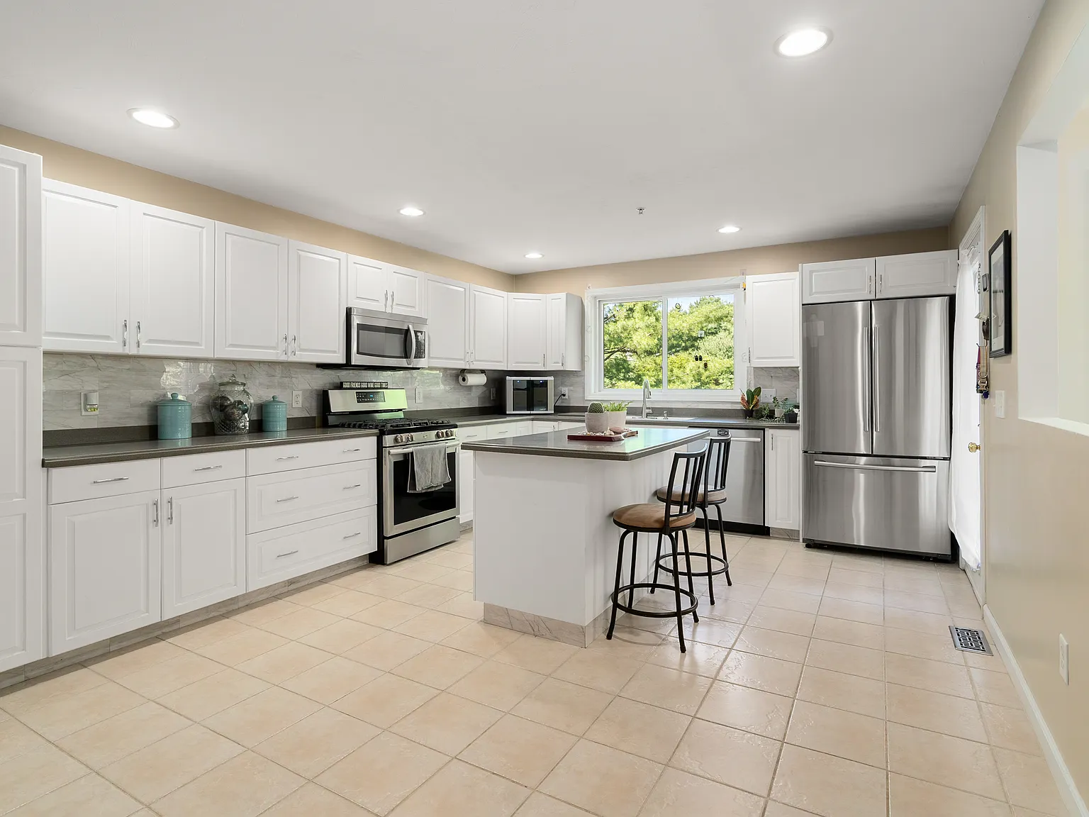 2 bed, 2.5 bath, 2339 sqft, $3,300 — Photo 1