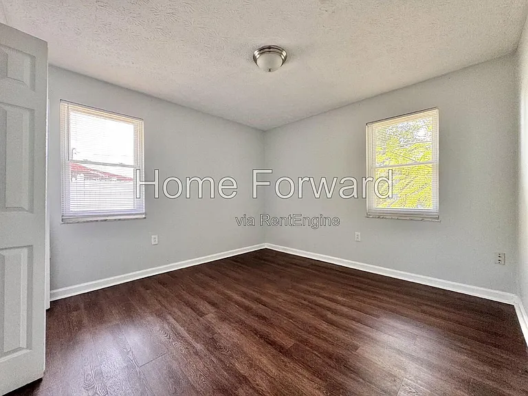 122 Estonia Dr — Photo 3
