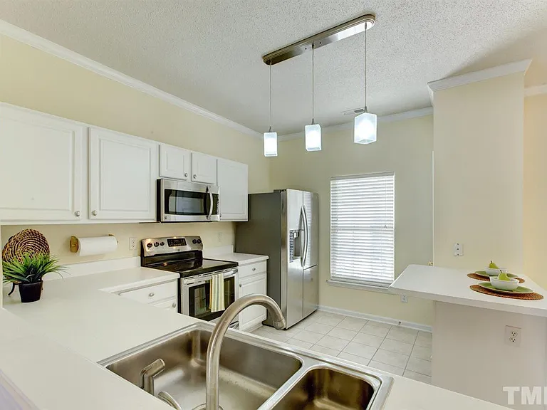 100 Parklane Dr — Photo 9