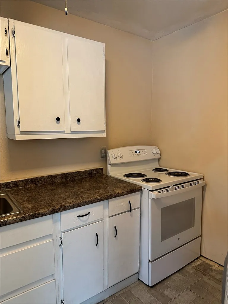 2 bed, 1.0 bath, 2804 sqft, $795 — Photo 3