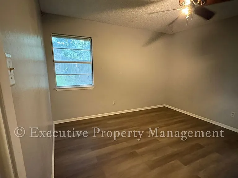 410 Jeffrey Ln — Photo 32