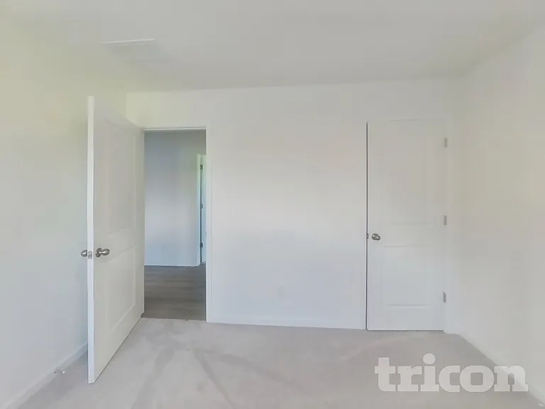 1940 Logan Ln — Photo 14