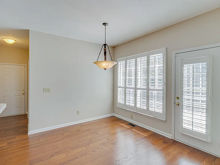 307 Devonshire Dr — Photo 7