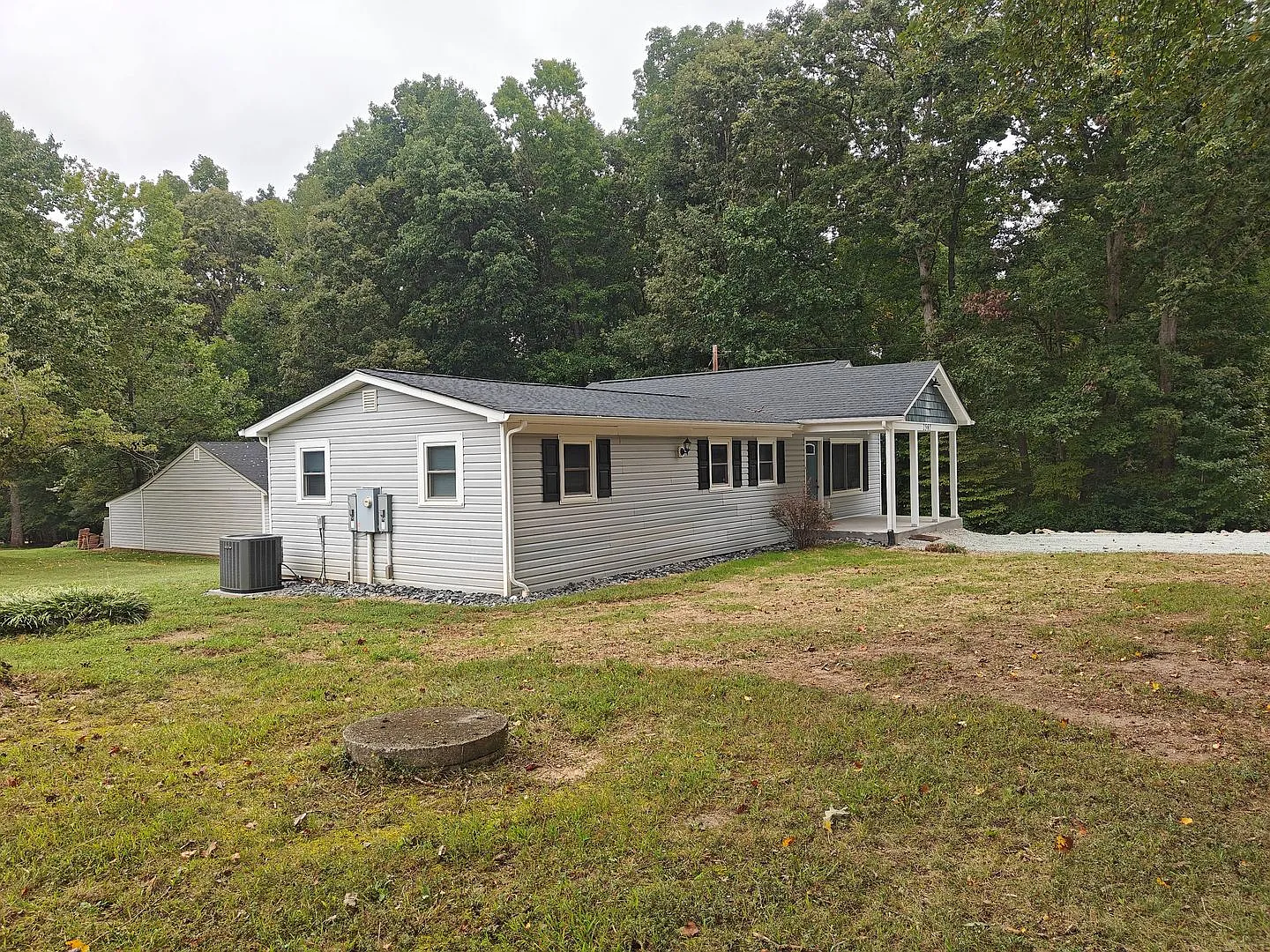 3 bedroom ranch style home — Photo 2