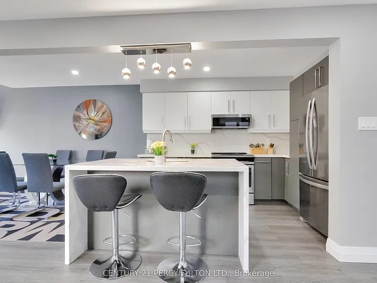 19 Odessa Cres — Photo 7