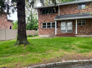 7 Star Ln #A, Glen Cove, NY 11542