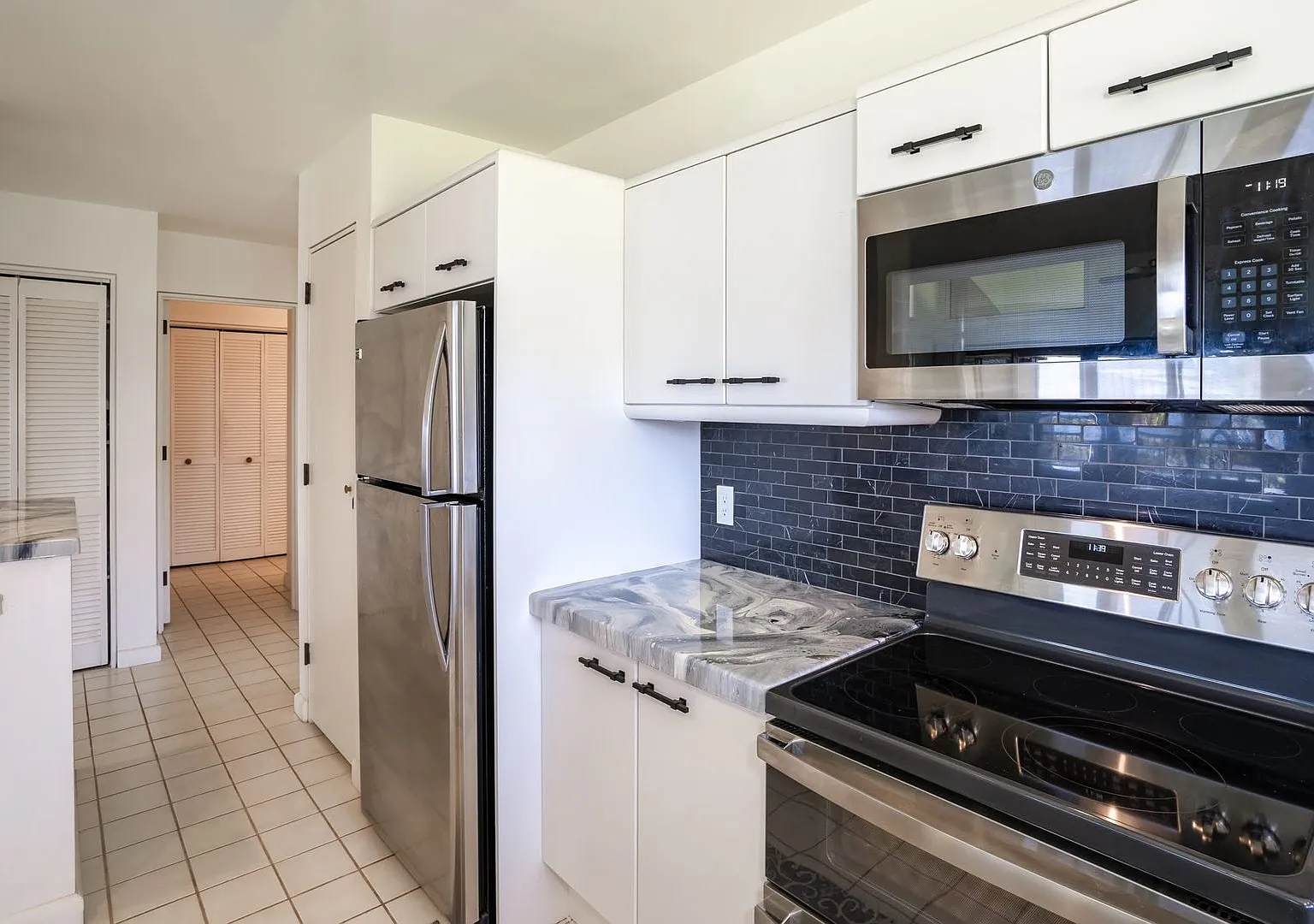 Furnished Masters, 2 Bed, 2 Bath Condo with Great Ocean Views — Photo 4