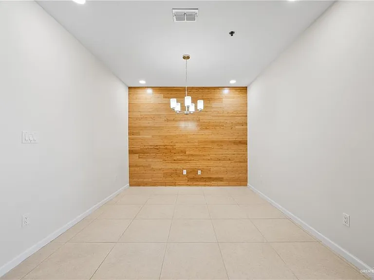 813 Travis St #408 — Photo 9