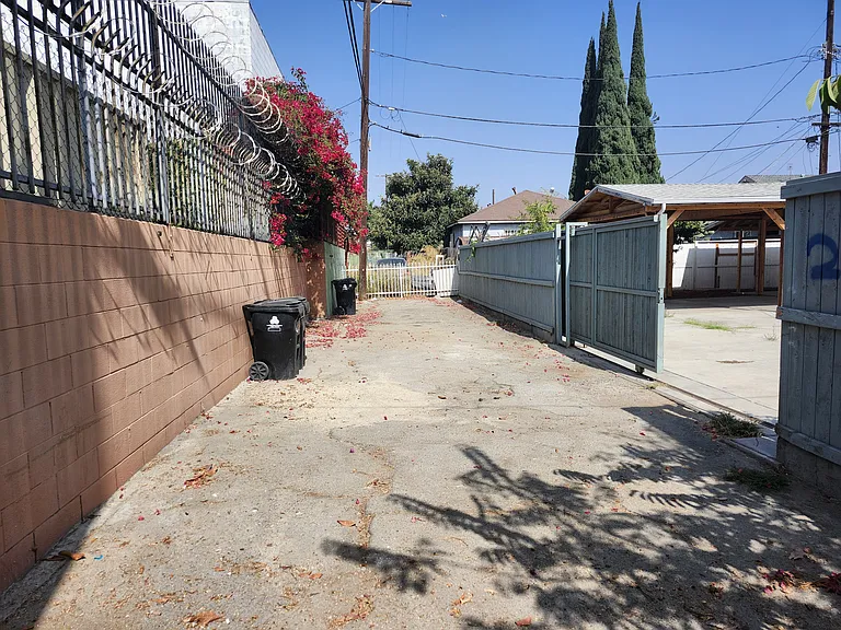 261 W 43rd Pl — Photo 7
