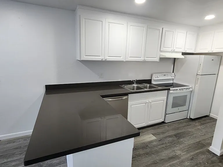Park Villa Apartments — Photo 43