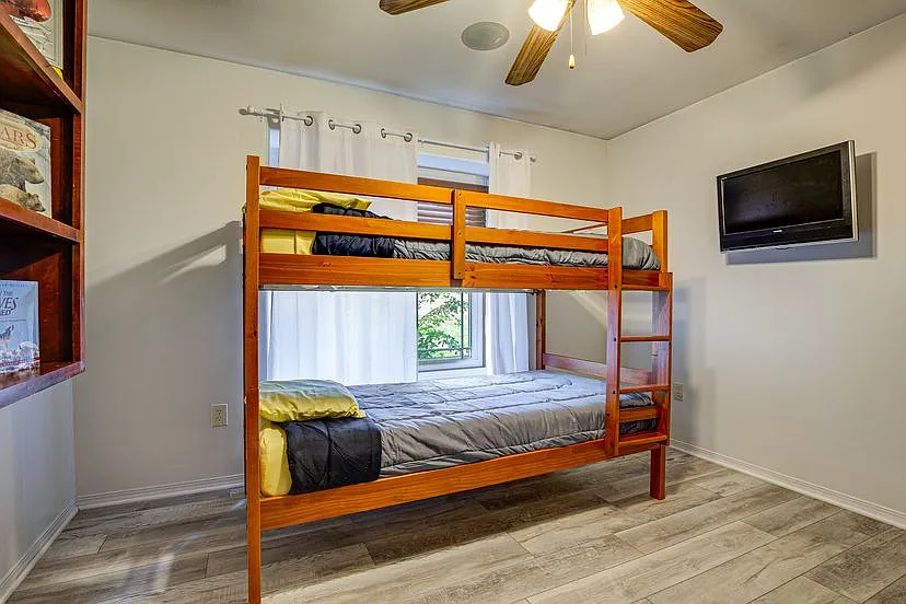 5 bed, 3.5 bath, 2317 sqft, $5,000 — Photo 3