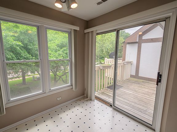 Breakfast Area and Deck