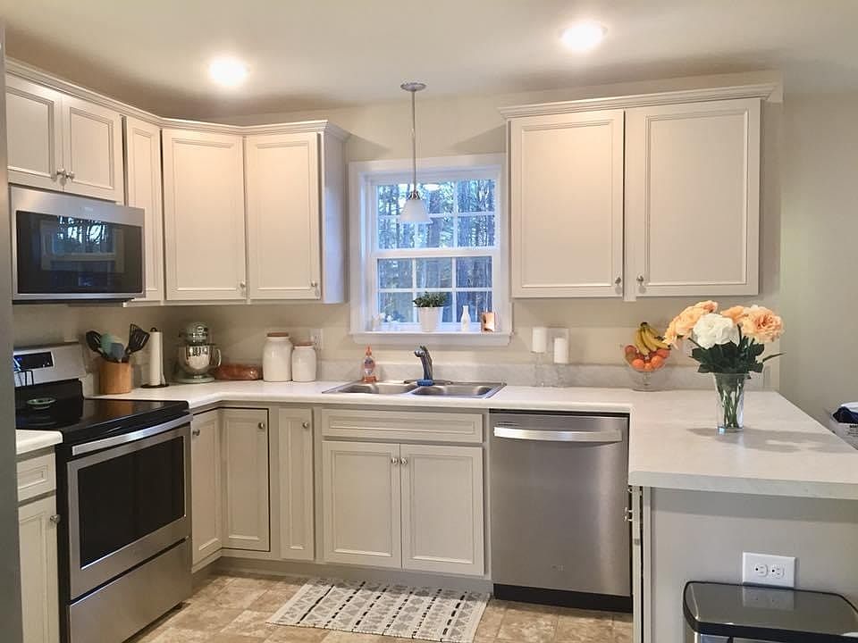 2nd image of 201 Silver Ridge Ct
