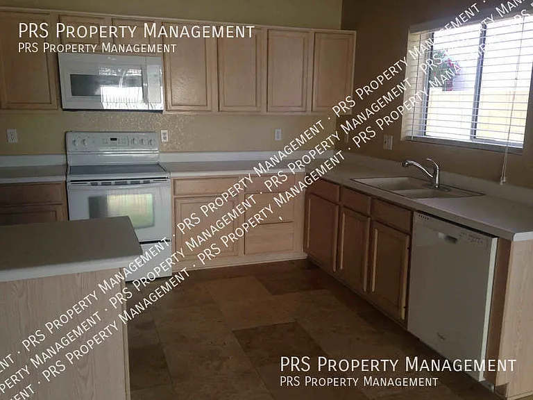 629 S Oak St — Photo 3