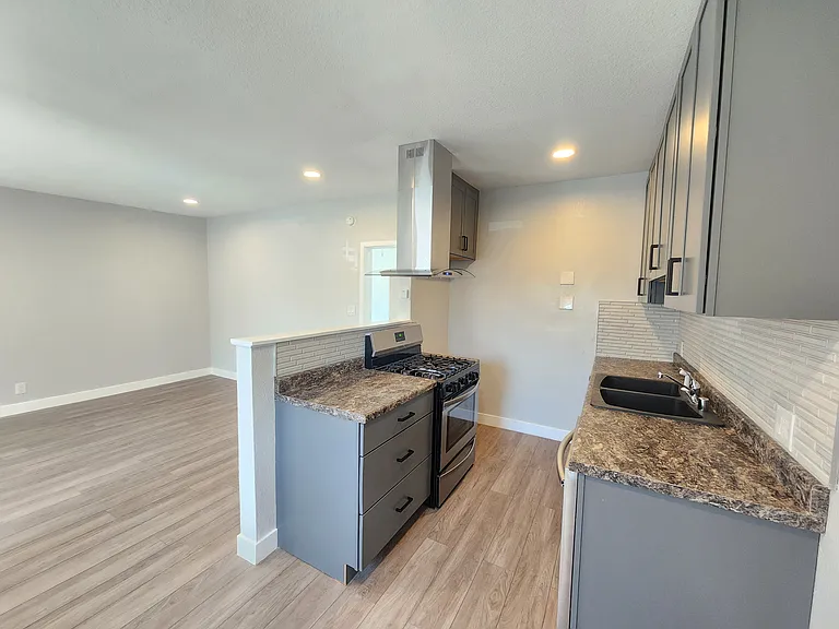 1605 Torrance Blvd — Photo 4