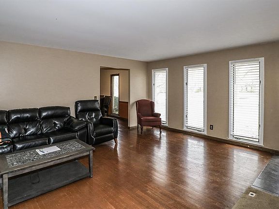 3rd image of 10437 Gateway Dr