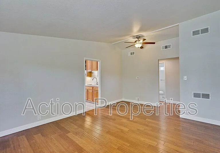 1125 Burgoyne St — Photo 6