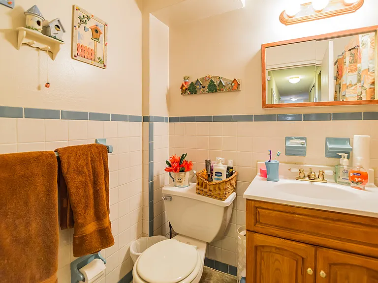 Janwood Apartments — Photo 8
