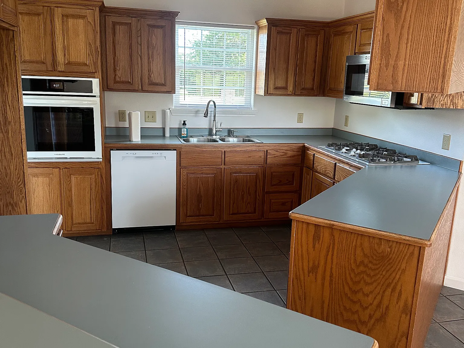3 bed, 1980 sqft, $1,300 — Photo 3