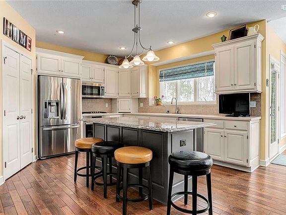 Come gather & celebrate in this perfect Kitchen