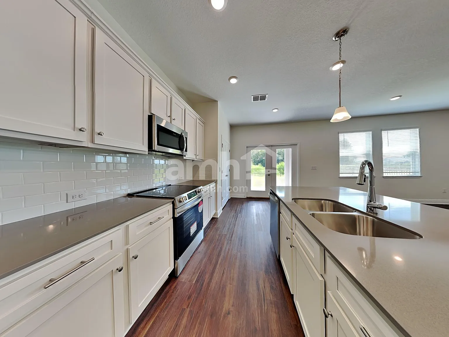 4 bed, 2.5 bath, 1977 sqft, $2,670 — Photo 3