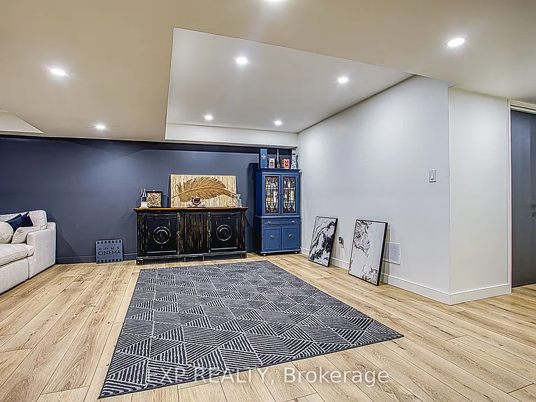 352 Main St W — Photo 40