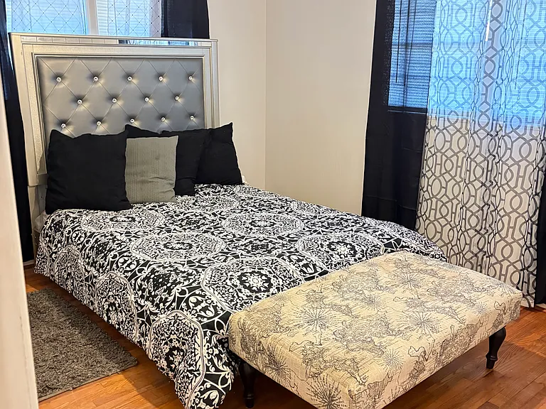 $900 bedroom, queen size bed.