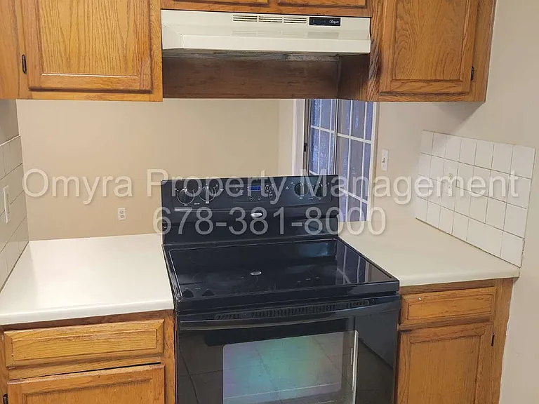 1060 Hillsborough Chase NW — Photo 6
