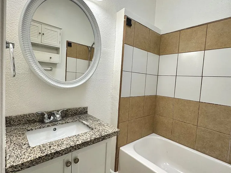 2221 Abbott St #4 — Photo 9
