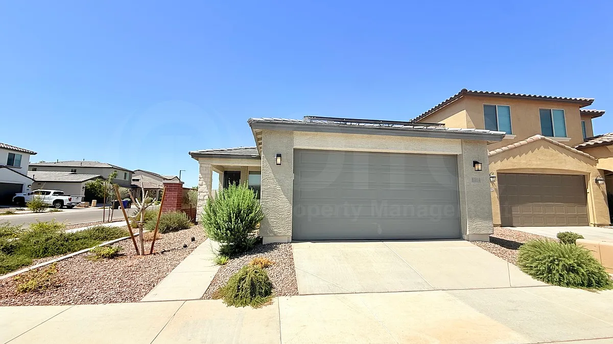 3 bed, 2.0 bath, 1374 sqft, $1,999 — Photo 1