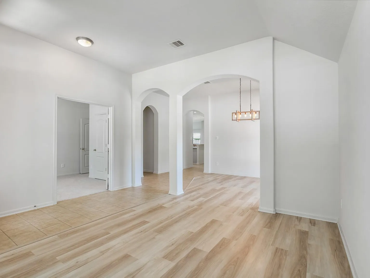 4 bed, 2.0 bath, 2216 sqft, $2,500 — Photo 2
