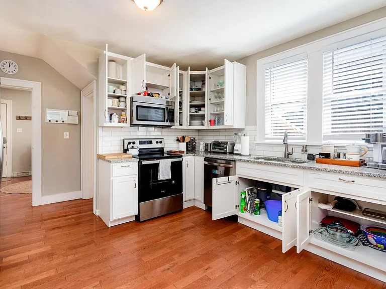 1509 W Clark St — Photo 23