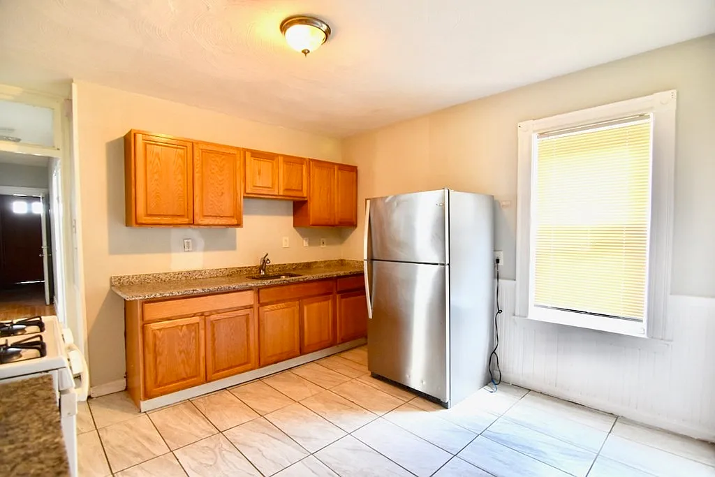 3 bed, 1.0 bath, 1000 sqft, $3,300 — Photo 3