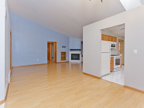 5th image of 6640 183rd St APT 3C