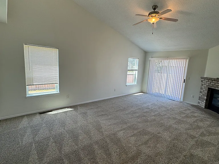 933 Pioneer Dr — Photo 15