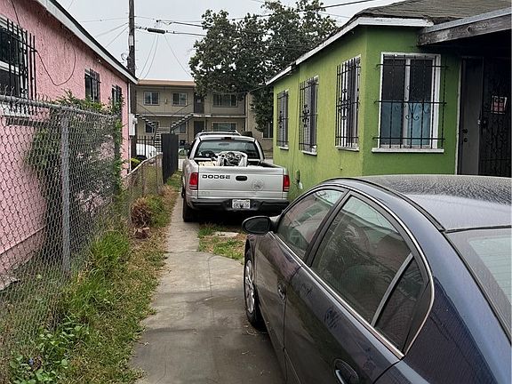 2nd image of 105 W Cypress St