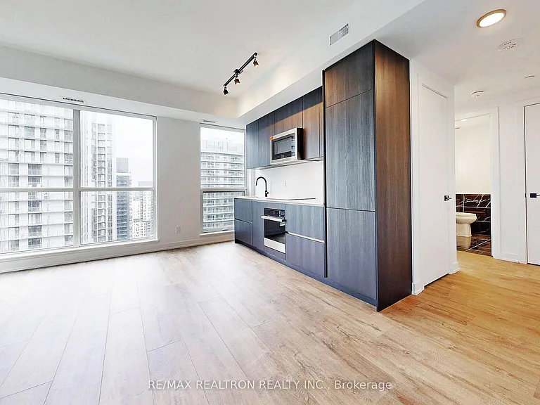 327 King St W #4105 — Photo 18