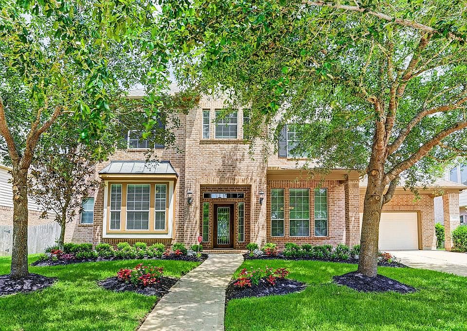 Welcome to 3015 Road Runner Walk in Sienna Plantation presented by Sara Nguyen with Better Homes and Gardens Real Estate Gary Greene.