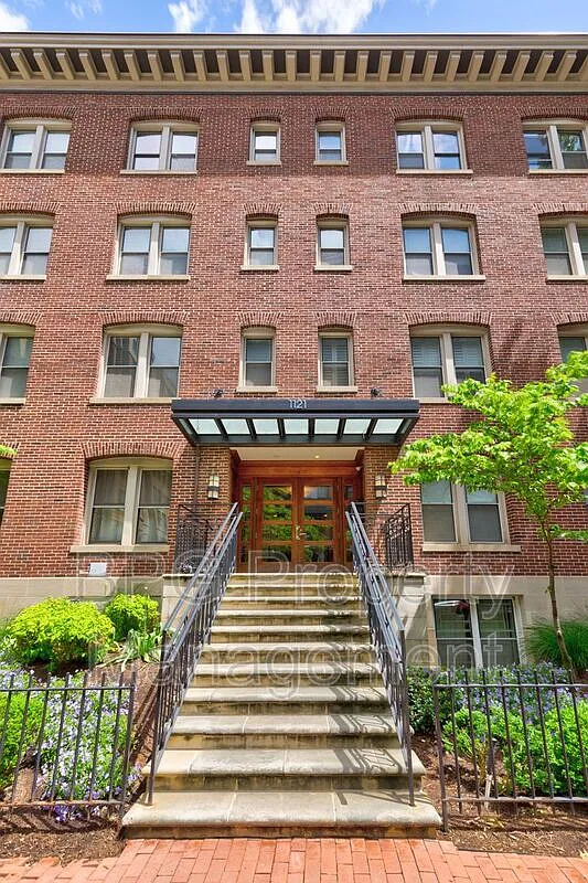 1 bed, 1.0 bath, 402 sqft, $2,295 — Photo 2
