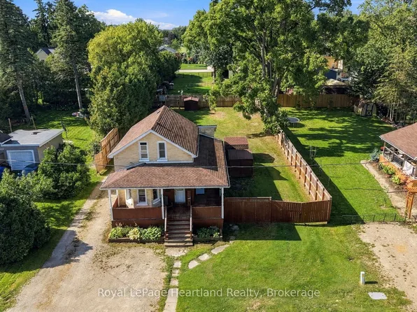 8 Clarke St S, Minto, ON N0G 1M0