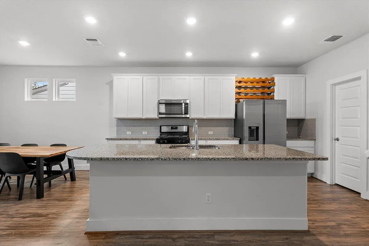 3 bed, 2.5 bath, 1737 sqft, $2,500 — Photo 4