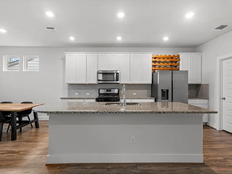 7106 Silver Star Ln — Photo 4
