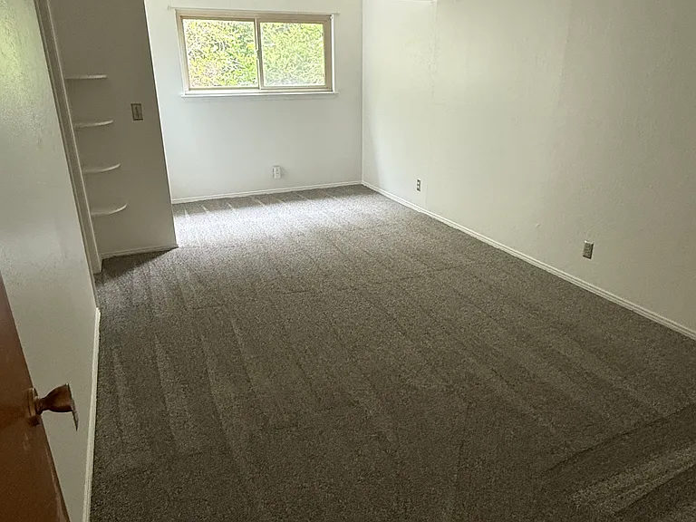 561 Princeton Pl — Photo 4