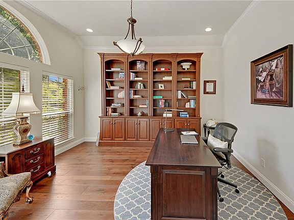 4th image of 815 Hills Creek Dr