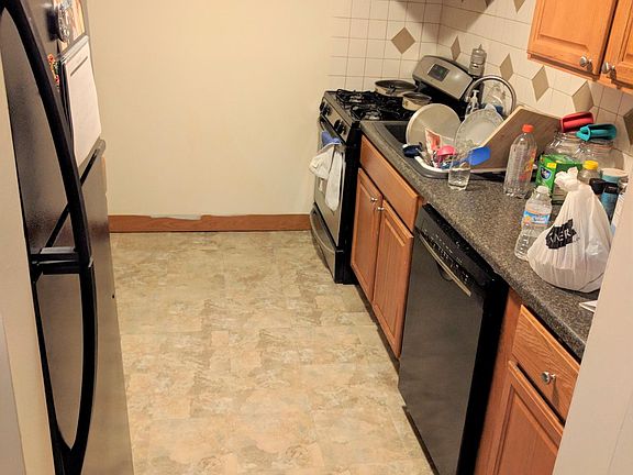 3rd image of 10 Wayne Ter APT 24