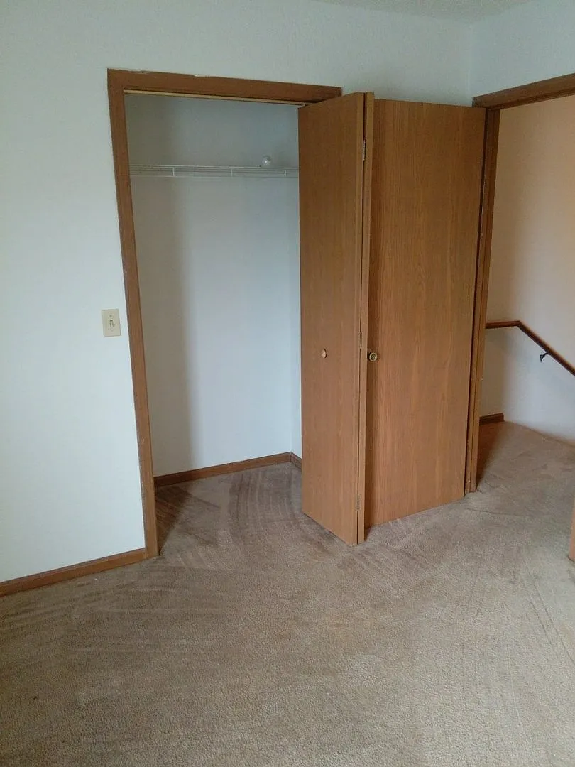 Great 2 Bed 2 Bath 1 Car Garage Split Level Duplex — Photo 3