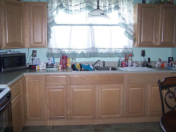 4th image of 303 Maple St