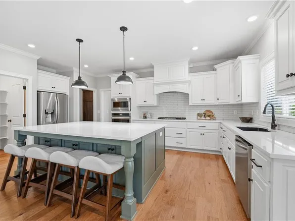 318 NW Ambersham Dr, Lees Summit, MO 64081